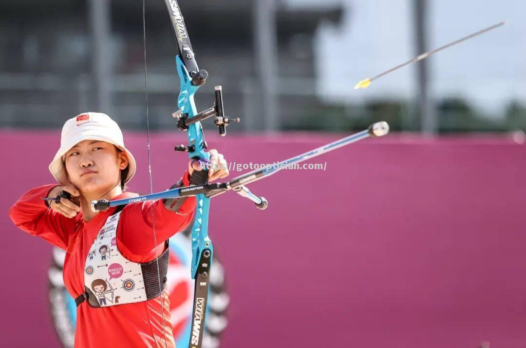 中国女子射箭选手在比赛中顽强拼搏，成功夺冠